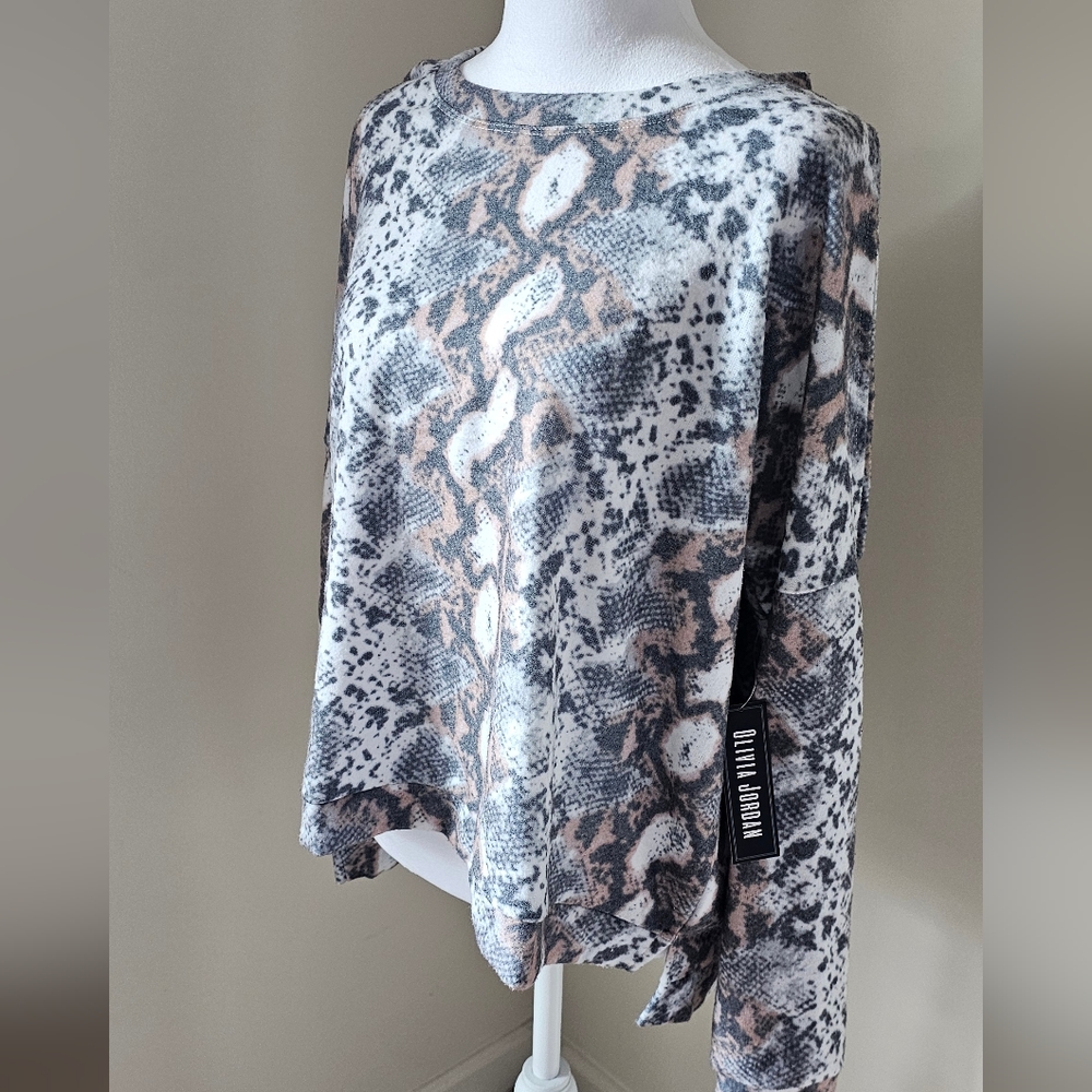 Ladies distressed snake color blouse. Size large.